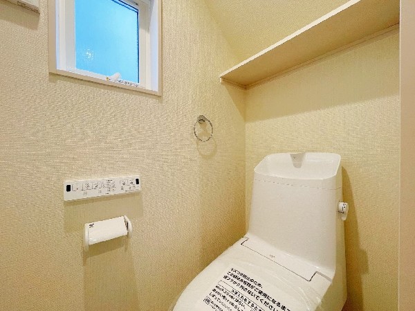 ウォシュレット、暖房便座機能付のトイレです。従来型に比べ節水効果があり、お手入れもしやすい一体型。家計も家事の負担も軽減してくれます。