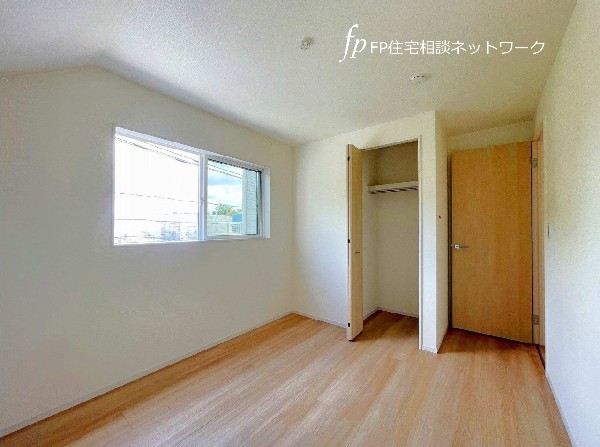 居室内のクローゼットは、使いやすい棚を設置。デッドスペースをなくし、効率よく収納すればキチンと片付きます。