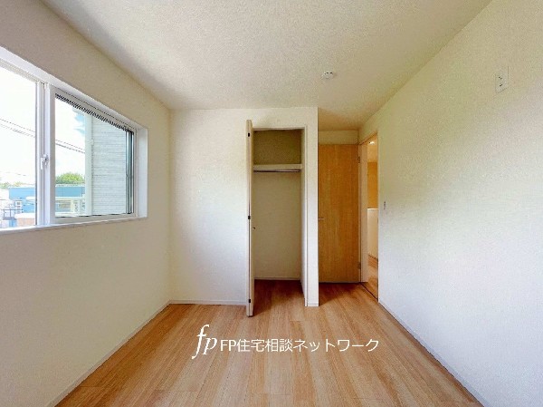 ご家族のプライベートスペースはちょうどよい広さ。それぞれのお部屋でお仕事をするにも気を遣わずにできそうです。もちろん収納スペースもあります。