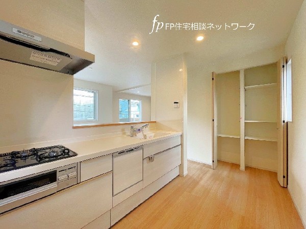 防災備蓄用品や食品のストックの置場にも便利なパントリーを完備。非常用の水は一人1日当たり3リットル、食料は最低3日分、できれば1週間分が必要とされています。