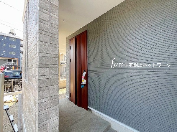 外観:外壁と相まって高級感が漂う玄関。住む人には特別感を与え、訪れる人を優しく出迎えます。