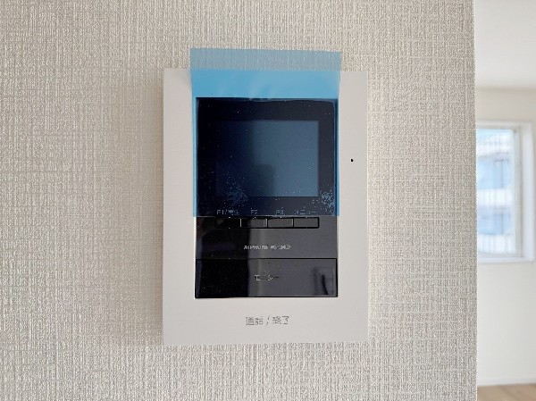 同仕様設備：TVモニタ付インターホンでセキュリティ面にも配慮。録画機能で留守中の来訪者の確認ができます。