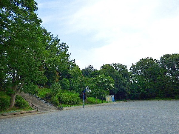 周辺環境:山内公園(閑静な住宅街の中にある、自然豊かでスポーツも楽しめる公園です。)