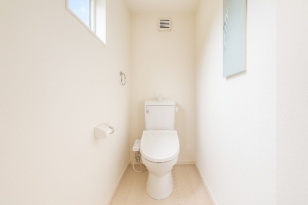 洗浄機能付き便座を標準装備。冬の寒い時期には暖房機能も活躍。快適にご利用いただけます。