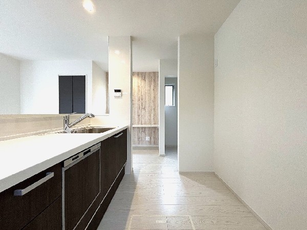 スライド収納付きのシステムキッチン。パスタ鍋や圧力鍋、フライパンなどもおしまい頂け、出し入れもスムーズ。