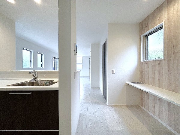 ある時はお子様のスタディスペースとして、ある時は観賞用のディスプレイとして、などいろいろな用途に活用できるカウンタースペース。