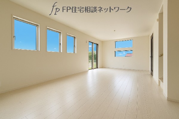 オープンでのびやかな空間を生み出す、こだわりの広がりとゆとり。家族と過ごす時間を大切にしたい方にぴったりの明るくゆとりある住空間です。