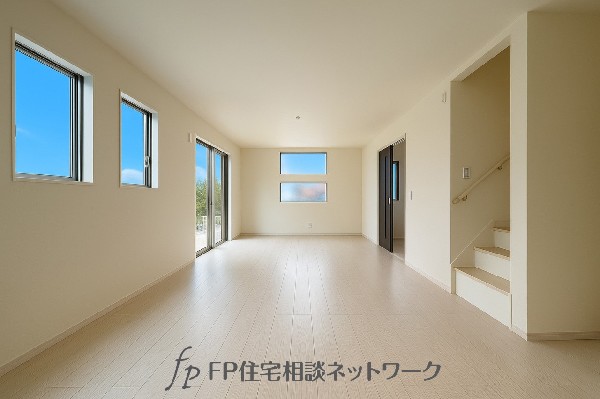 家族の一体感を感じられる広々としたスペース。家族と過ごす時間を大切にする方にピッタリのゆとりの住空間です。