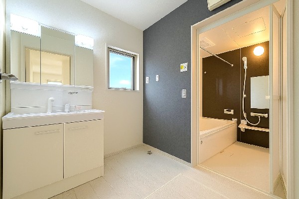 ゆとりの洗面スペースで朝の身支度も快適スムーズに。鏡の裏にはたっぷりと収納スペースを標準装備！
