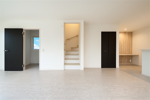 ご家族だんらんのスペースとなるリビング。家具の配置がしやすい広さを確保しつつ、窓が多い設計は色々な角度から光が取り込めるこだわりの間取りです。