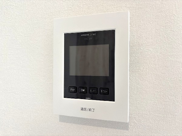 同仕様設備：モニター付インターホンが標準仕様です。不安になりがちな防犯面。目で確認できるからあんしんです。 