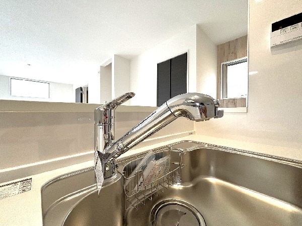 同仕様設備：浄水と水道水を切り替えて使用できるスッキリとしたデザインの浄水器一体型水栓。ヘッドを引き出して使えるのでお料理はもちろんシンクの掃除が容易です。