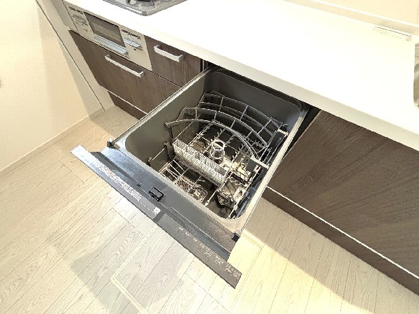 同仕様設備：利用者が増えているのはメリットが多いから。時間の節約、手が荒れない、水道代の節約、高温度で洗うので油汚れもしっかり落とせる。まさに理想家電。 