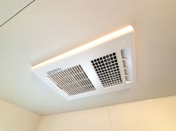同仕様設備：お風呂場そのものを乾燥機にしてしまう便利な機能。梅雨時期や花粉の時期に助かる。冬の時期には暖房機能がヒートショックを防ぐ。 