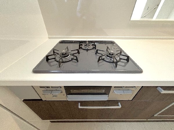 同仕様設備：慣れている方も多く、火力が目に見えるため、使いやすいという方も多い、3口のガスコンロ仕様です。 