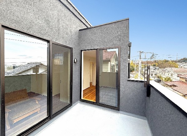 外観:お洗濯物を干すだけのスペースではもったいない多用途にご利用いただける大型ルーフバルコニーです。