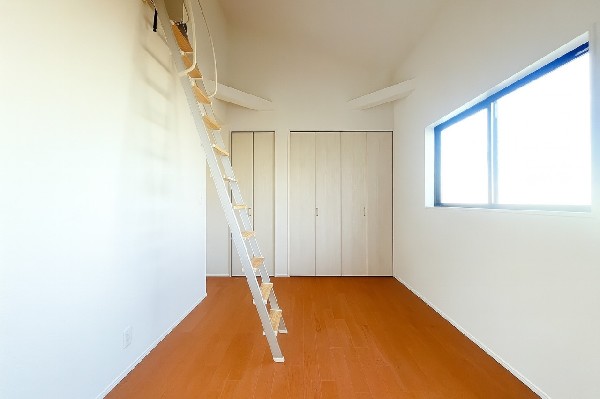 通常の天井よりも上部の空間が立体的な広がりを見せるので、部屋を広く感じることができます。縦に空間が広がっていると自然と視線が上に抜ける効果もありますね。