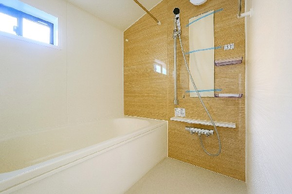 浴室乾燥機付きの浴室は雨の日でも洗濯物が干せるので、忙しい共働きのご家庭でも大活躍です。  