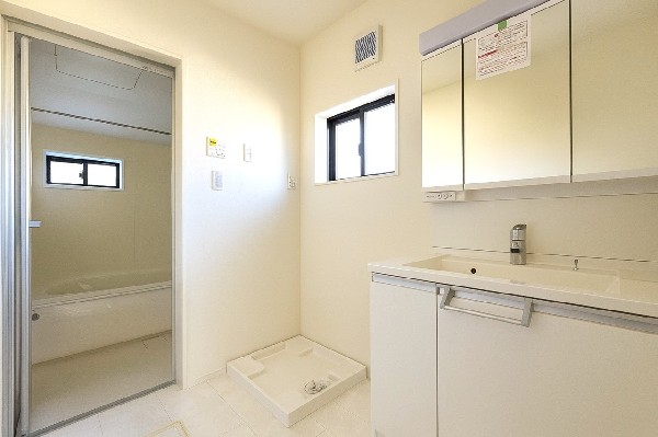 ゆとりの洗面スペースで朝の身支度も快適スムーズに。面鏡で髪のセットやお化粧もストレスなくこなせ、朝から気分良く通勤通学に向かえそうですね！