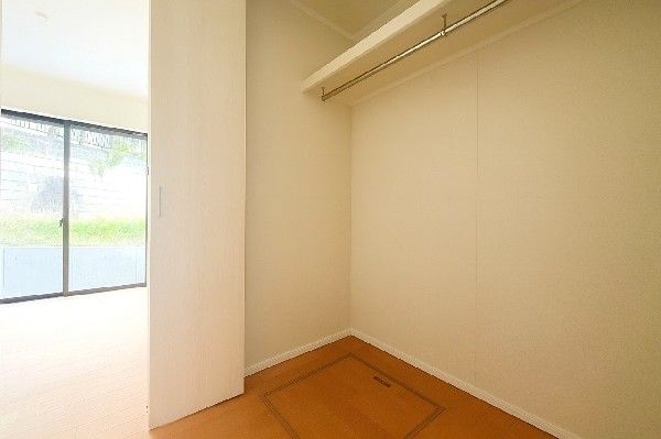 全居室には大型の収納クローゼットを完備！普段使いのお洋服や小物はもちろん、季節物のお洋服などもしっかりと整理整頓おしまい頂けます。居室空間をより広く隅々までお使いいただけますね。