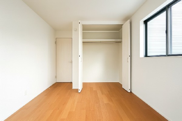 収納力が豊富な大型クローゼット。普段着やスーツはもちろんのこと、コート類などもしっかり掛けられます。奥行きもあるので、収納ボックスをそのままクローゼットの中へ。