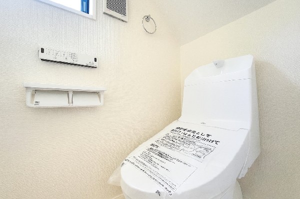 洗浄機能付き便座を標準装備。冬の寒い時期には暖房機能も活躍。快適にご利用いただけます。