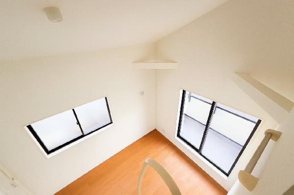 2面採光でお部屋の隅々まで明るい印象の居室。おひさまの光を、爽やかな風をたっぷりと取り込めます。居室内はいつも明るい印象ですので、気持ちの良い朝を迎えられそう。