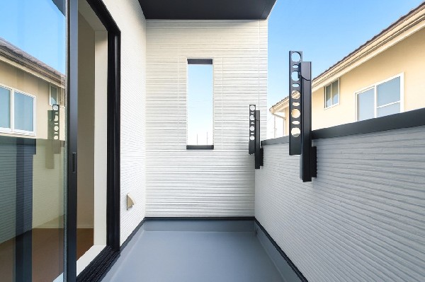 外観:南からの明るい光が差しこむ陽だまりの空間。南に大きく面したバルコニーでお洗濯も干せばあっという間に乾きそうで家事もスムーズにこなせますね！