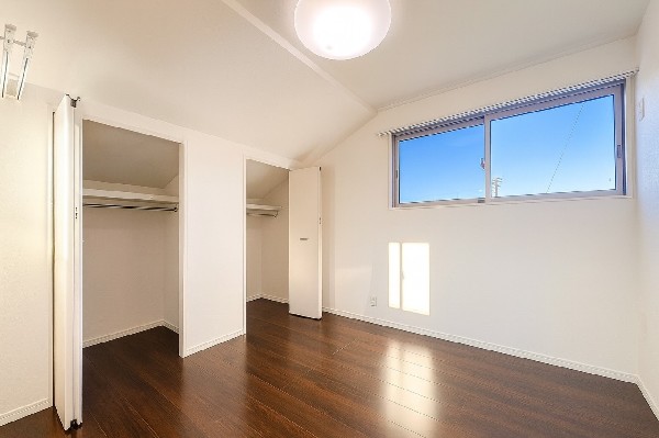 収納力が豊富な大型クローゼット。普段着やスーツはもちろんのこと、コート類などもしっかり掛けられます。奥行きもあるので、収納ボックスをそのままクローゼットの中へ。