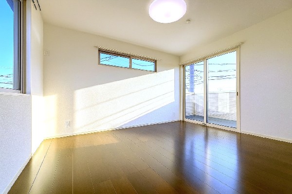 光が取り込みやすい2面採光の居室。日当たり良好です。しっかりとした大きさのクローゼットを完備し、収納スペースも十分。