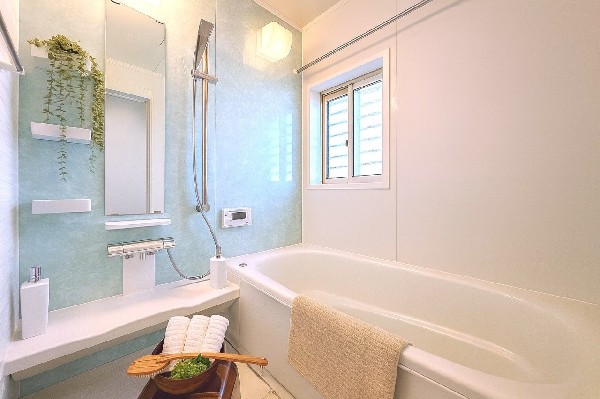 ご家族との憩いの場として、一日の疲れを癒す場として、ゆったりと足を伸ばしてくつろげる綺麗で清潔感のある色味の浴室。