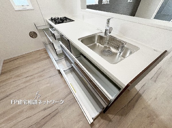 大容量の引き出し収納でキッチン周りがすっきり片付く、使い勝手の良い設計。白を基調とした清潔感ある空間が、毎日の料理を楽しく演出します。
