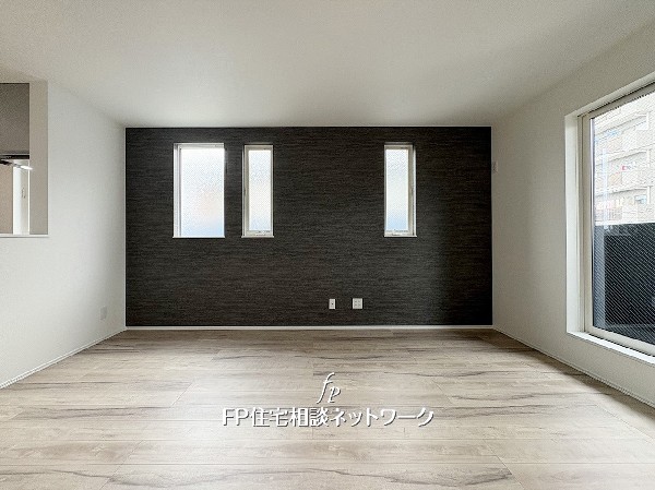 開放感あふれる15帖のLDK。大きな窓から光が差し込み、明るく心地よい空間に。家族が自然と集まりたくなる、ゆとりあるリビングです。