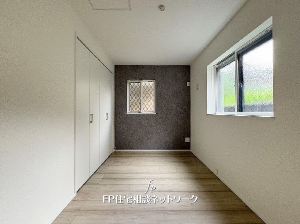 落ち着いた色合いのアクセントクロスが上品な印象を演出。大きな窓から光が差し込む、心地よく過ごせるプライベート空間です。 