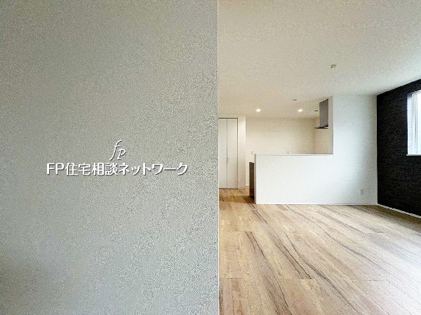 白を基調とした明るい空間に、木目調のフローリングがやさしい温もりをプラス。キッチンとリビングがゆるやかにつながる設計で、家族の会話が自然と生まれる心地よい間取りです。