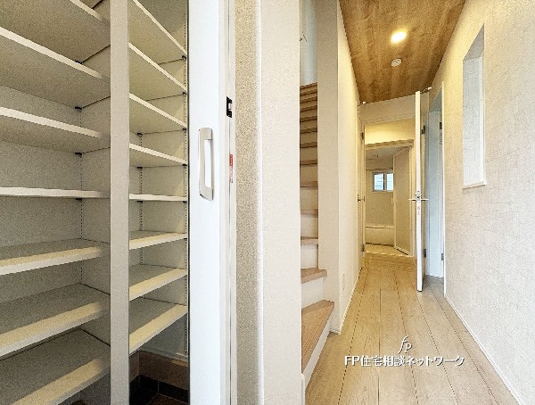 大容量のシューズクロークが魅力の玄関ホール。家族みんなの靴はもちろん、アウトドア用品やベビーカーもすっきり収納できます。使いやすさとデザイン性を兼ね備えた、快適な暮らしの入口です。