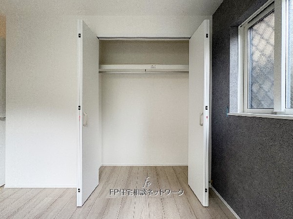 広々としたクローゼットは収納力豊富。衣類や小物をすっきり整理でき、生活空間を美しく保ちます。シンプルで使いやすい設計が魅力です。