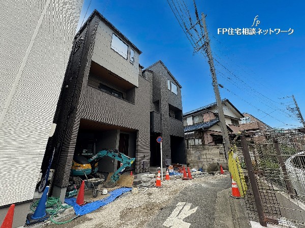 外観:スタイリッシュな外観が印象的な新築邸宅。重厚感のあるカラーとモダンなデザインが調和し、街並みに映える上質な佇まいを演出しています。