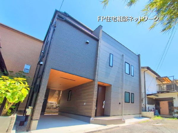 外観:閑静な住宅地に馴染む落ち着いた色合いの外観。長く愛着を持って住むからこそシンプルな色目に仕上げました。外壁には耐久性・防汚性に優れたサイディング材を使用。