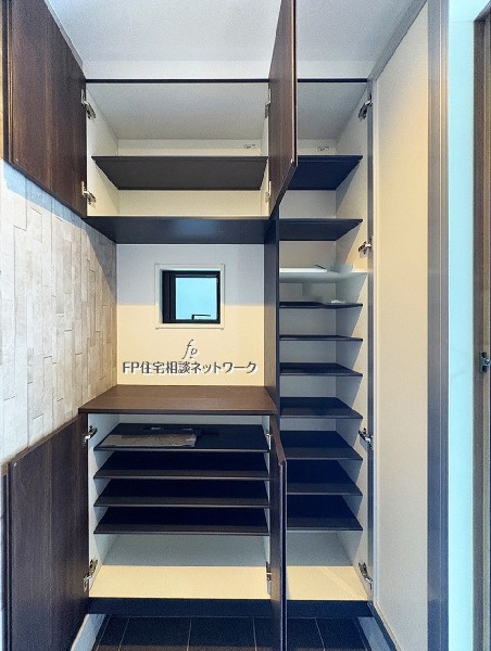 シューズクロークは可動式なので、ロングブーツなど長さのあるものも収納できます。玄関が綺麗に整頓されていると、お客様に与える印象もgood。