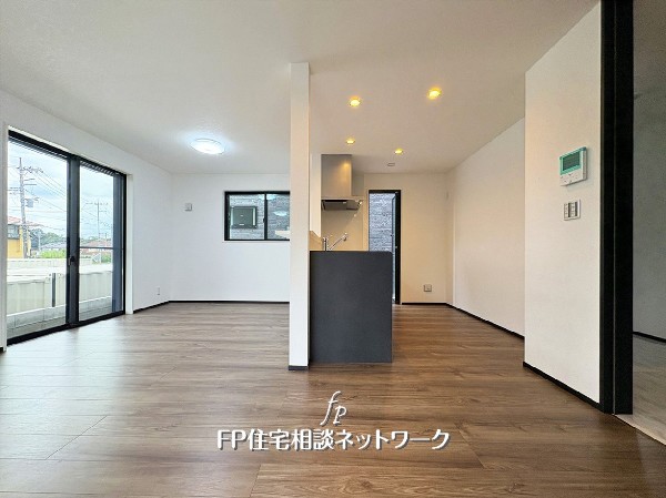 家族だんらんのスペースとなるリビング。家具の配置がしやすい広さを確保しつつ、窓が多い設計は色々な角度から光が取り込めるこだわりの間取りです。