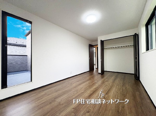 バルコニーに面した3面採光の2階居室。いつも明るく風通しの良い空間は、健康的な日常生活を助ける快適な居住スペースとなります。