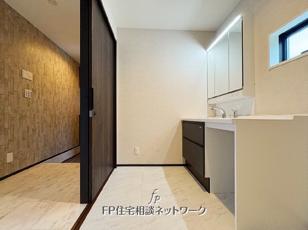 1日に何度も使う洗面化粧台。お手入れしやすい一体型ボウルと壁だし水栓。ミラー部分はキャビネットですので、小物類を収納すれば生活感も出ず美しさを保てます。