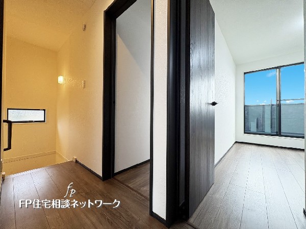 ウォールナット調のフローリングとダークブラウンの建具が温かみのある雰囲気を演出します。全居室2面採光の2階は明るく風の通りも良い空間です。