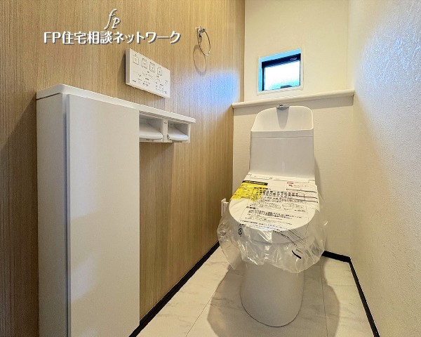 ウォシュレット、暖房便座機能付のトイレです。従来型に比べ節水効果があり、お手入れもしやすい一体型。家計も家事の負担も軽減してくれます。