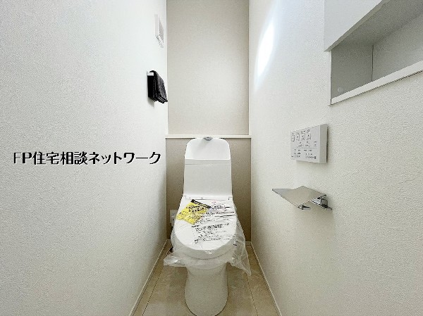 清潔感のある落ち着いたトイレスペース。温水洗浄便座と手洗いカウンターを備え、毎日快適に使える機能性とデザイン性を兼ね備えています。 