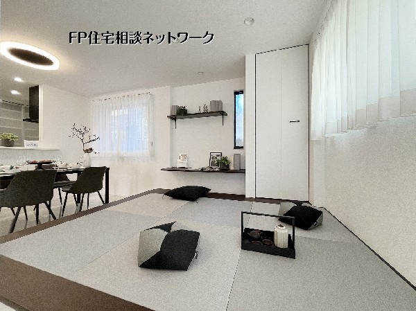 LDKとつながる開放的な畳コーナー。お子様の遊び場やくつろぎスペースとして活躍し、来客時や家事の合間にも使いやすい多目的空間です。 