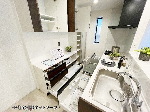 作業動線に配慮した使いやすいシステムキッチン。豊富な収納とワークトップで調理も片付けも快適にこなせ、毎日の家事をスムーズにサポートします。