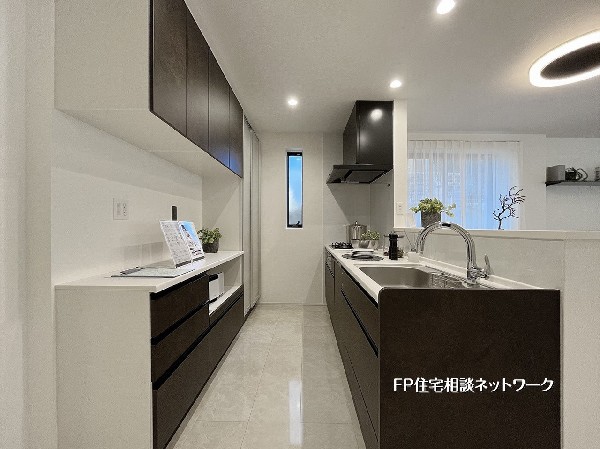 大理石調の床が輝く大空間。キッチンは収納力に優れたカップボード付きで、リビング全体が見渡せる開放的な設計です。外と内がつながる贅沢な住空間をご体感ください。