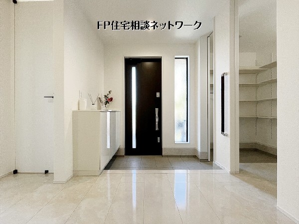 大理石調の床が輝く玄関には、大容量のシューズクローゼットを完備。機能美溢れるキッチンやワイドバルコニーなど、随所にこだわりが光る、上質でゆとりある暮らしを叶える邸宅です。